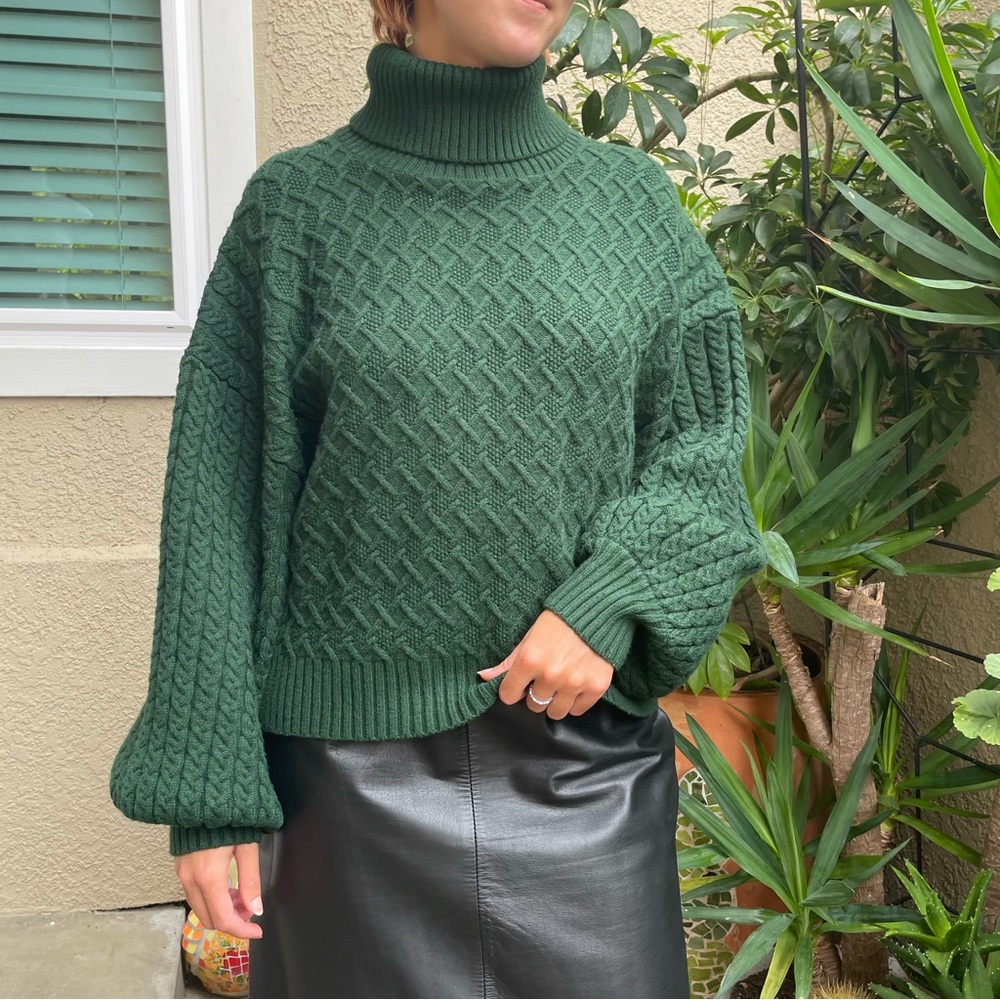Vintage 90’s dark green Tahari viscose blend knitted sweater